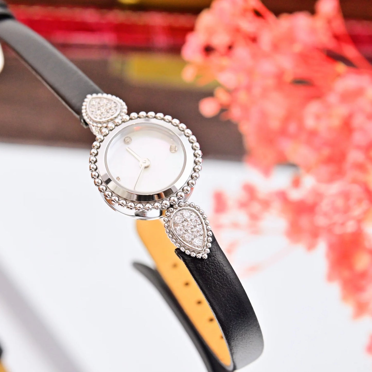 High quality 2024 new women's watch gold bracelet watch retro fashion diamonds small lovers Genuine Leather