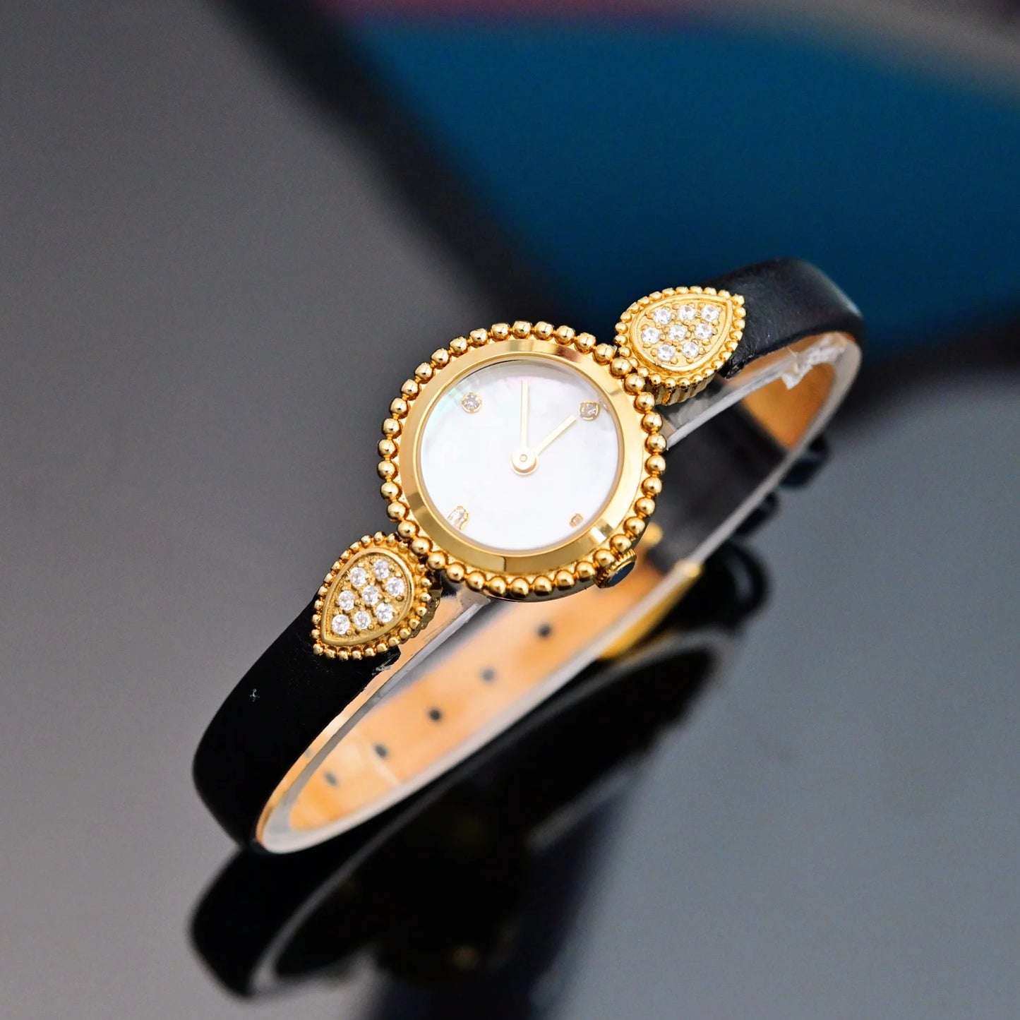 High quality 2024 new women's watch gold bracelet watch retro fashion diamonds small lovers Genuine Leather