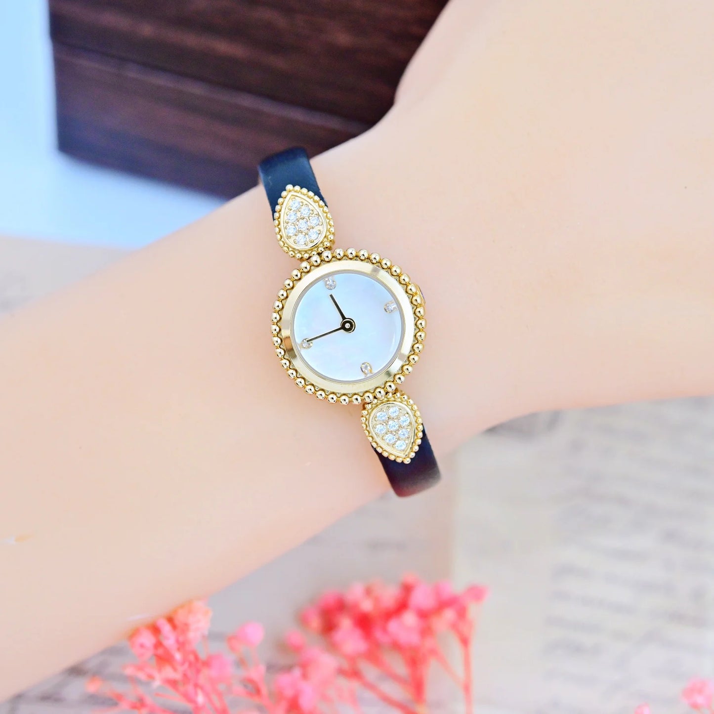 High quality 2024 new women's watch gold bracelet watch retro fashion diamonds small lovers Genuine Leather