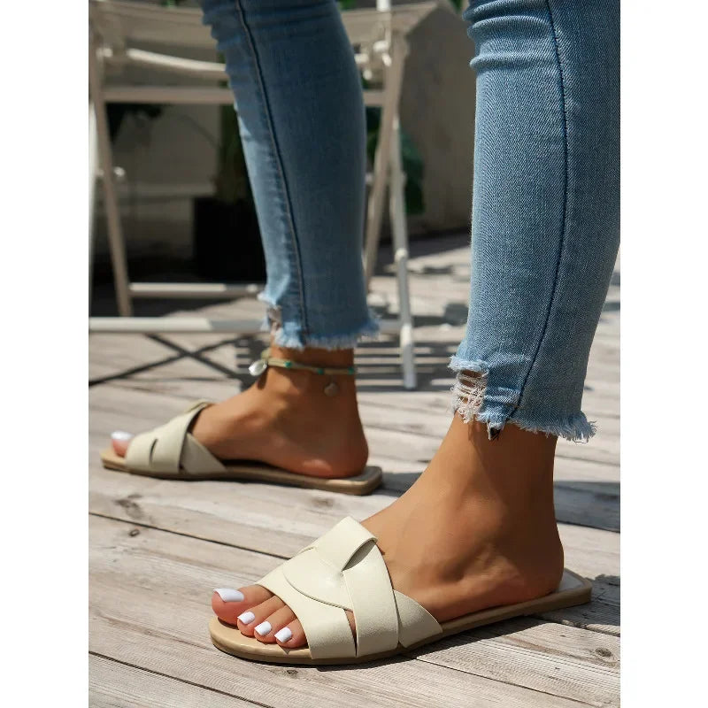 Flat Slippers Casual Shoes Woman 2024 Trend Luxury Summer Elegant Dresses Sandals Beach Designer House Round Toe Brand Bathroom